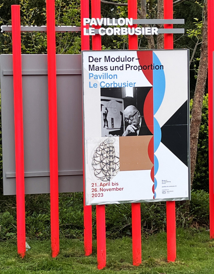 Plakat über Die Modulor-Ausstellung 2023 im Le Corbusier Pavillon, Zürich. Für die Gestaltung des Plakates wurden Bildelemente von LeCorbusier benützt.