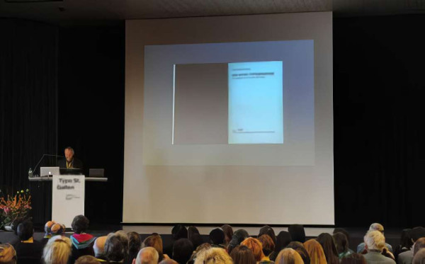 Jost Hochuli bei seinem Vortrag zu Tschicholds »Neue Typographie« (Abbildung skaliert)