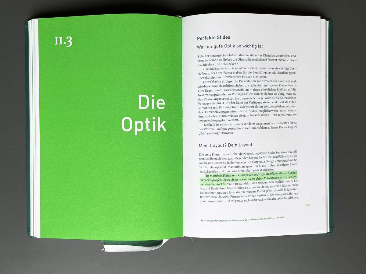 Die erste Doppelseite zeigt eine Textseite mit Zwischentitel,die Zweite Doppelseite eine Textseite mit auffälligen grünen Markierungen, die didaktisch wichtig sind.