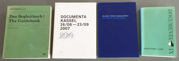 Handbücher der Ausstellung für documenta 13 (2012), 12 (2007), 11 (2002) und 9 (1992)